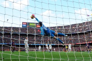 BARCELONA, SPAIN - OCTOBER 28:  Thibaut Courtois of Real Madrid makes a save during the La Liga match between FC Barcelona and Real Madrid CF at Camp Nou on October 28, 2018 in Barcelona, Spain.