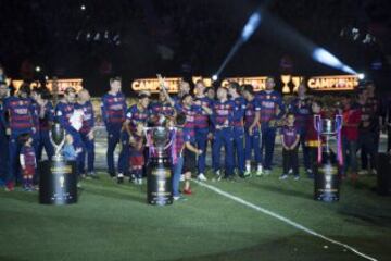 El Barcelona campeón de la Liga BBVA y Copa del Rey. Dani alves.
