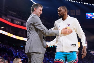 Kevin Durant saludando a Pau Gasol.