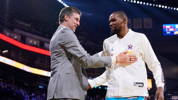 Kevin Durant saludando a Pau Gasol.