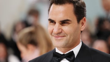 Roger Federer posa a su llegada a la Met Gala en Nueva York.