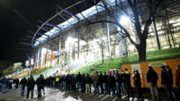 Colas en las entradas al estadio del Hamburgo.