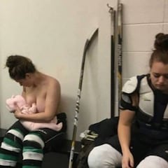 Una jugadora de hockey amamanta a su bebé en el descanso