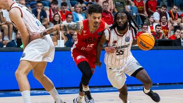 El jugador estadounidense del Manisa Basket, Freeman Liberty, con el balón ante el base de UCAM Murcia, Jonah Radebaugh, durante el partido de la primera jornada de la liga de campeones que han disputando este martes en el Palacio de los Deportes de Murcia.