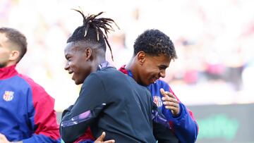 BARCELONA, 24/08/2024.- Los delanteros del Barcelona Lamine Yamal y del Athletic Nico Williams (i) se saludan antes del partido de la segunda jornada de LaLiga EA Sports, entre el FC Barcelona y el Athletic de Bilbao, en el Estadio Olímpico de Montjuic, en Barcelona. EFE/ Quique García