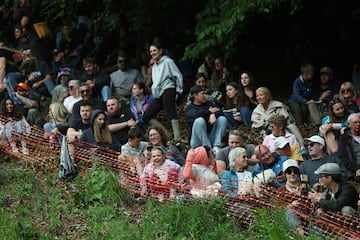La carrera consiste en atrapar un queso de Gloucester arrojado desde la colina de Cooper, con una cada de 182 metros en la localidad de Brockworth. Los competidores deben bajar por la ladera del cerro para atraparlo y el primero en conseguirlo se proclama vencedor.