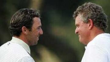 <B>PRIMEROS</B>. El escocés Colin Montgomerie felicita a Sergio García en el hoyo 18 durante el Volvo Masters que se disputa en Sotogrande. Ambos lideran el torneo con 203 golpes, diez bajo par.