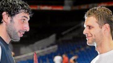 <b>CON BUEN HUMOR. </b>Álex Mumbrú y Pancho Jasen se retaron ayer en el Palacio de Deportes, aunque hoy esperan ver el aro más grande.