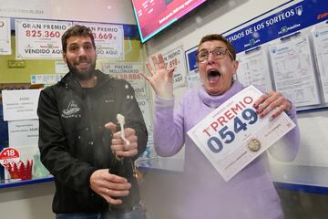 La empleada de la administración situada en la calle Monteros Rios y su hijo celebran que han vendido parte del número 5490 correspondiente al 'Gordo' del Sorteo Extraordinario de la Lotería de Navidad.