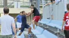 El familiar de Apoño, durante su pelea con un hincha del Zaragoza.