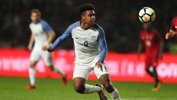 Weston McKennie controla el balón.