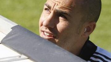 El futbolista italiano Fabio Cannavaro asegura que no ha podido esperar a escuchar una propuesta de la nueva directiva del Real Madrid que salga tras sus próximas elecciones presidenciales porque el año que viene hay Mundial y busca tranquilidad. "Podría (haber esperado al Real Madrid). Pero el próximo año hay Mundial y busco tranquilidad. En Madrid con corrección me han dicho que debería haber esperado a las elecciones y haber tenido en consideración posibles ofertas", comenta el futbolista en una entrevista que publica hoy el diario italiano "Gazzetta dello Sport".