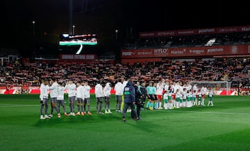 Formacin de los equipos del Girona y Real Madrid en Montilivi.