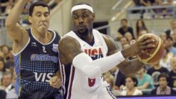 B01. BARCELONA, 22/07/2012.- El alero de Estados Unidos, LeBron James (d), intenta penetrar ante la presión del base de Argentina, Pablo Prigioni (i), durante el partido amistoso para preparar los Juegos Olímpicos de Londres disputado esta noche en el Palau Sant Jordi de Barcelona. EFE/Andreu Dalmau