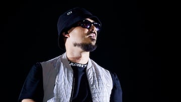 La artista granadino Dellafuente sobre el escenario del Puro Latino Fest, a 30 de junio de 2023, en Sevilla, (Andalucía, España). La nueva edición de Puro Latino Sevilla Fest, que se celebrar los días 29 y 30 de junio y 1 de julio en la capital andaluza, cierra su espectacular cartel con dos incorporaciones de auténtico lujo: Myke Towers y Tokischa. Una pareja de artistas de ensueño que se unen a los ya confirmados J Balvin, Maluma, Nicky Jam, Dellafuente, Eladio Carrión, Emilia, Gente de Zona, Juan Magán, Jowell & Randy, Manuel Turizo, Mora, Morad, Ñengo Flow, Omar Montes, Rvfv y Saiko, además de las sesiones de djs como Álex Martini, Alvama Ice, Ballesteros DJ y José de las Heras.