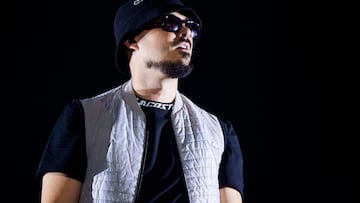 La artista granadino Dellafuente sobre el escenario del Puro Latino Fest, a 30 de junio de 2023, en Sevilla, (Andalucía, España). La nueva edición de Puro Latino Sevilla Fest, que se celebrar los días 29 y 30 de junio y 1 de julio en la capital andaluza, cierra su espectacular cartel con dos incorporaciones de auténtico lujo: Myke Towers y Tokischa. Una pareja de artistas de ensueño que se unen a los ya confirmados J Balvin, Maluma, Nicky Jam, Dellafuente, Eladio Carrión, Emilia, Gente de Zona, Juan Magán, Jowell & Randy, Manuel Turizo, Mora, Morad, Ñengo Flow, Omar Montes, Rvfv y Saiko, además de las sesiones de djs como Álex Martini, Alvama Ice, Ballesteros DJ y José de las Heras.
