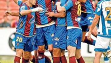 <b>ALEGRÍA COMPLETA. </b>Los azulgrana vencieron a la Real Sociedad y ya asoman la cabeza por los puestos que dan acceso a Primera.