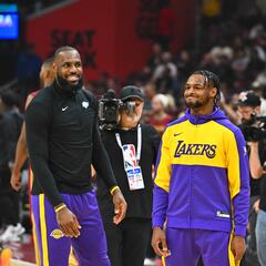 LeBron James reacts to son Bronny’s 30 points