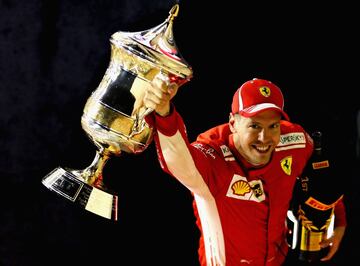 Sebastian Vettel con el trofeo del GP de Bahrin. 