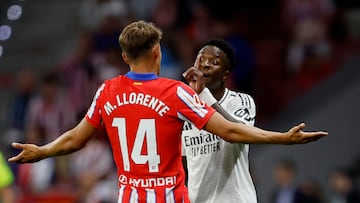 Vinicius discute con Llorente una jugada del derbi.