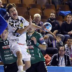 El Ademar asciende al liderato de su grupo en la Champions