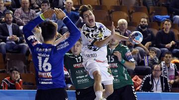 GRAF724. LEÓN, 03/11/2018.- El extremo del Abanca Ademar Gonzalo Pérez (c), lanza ante la defensa del jugador del Wacker Thun, Marc (i), durante el partido de la sexta jornada de la Liga de Campeones, disputado hoy en León. EFE/ J. Ca