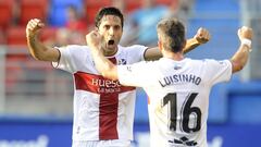 Xabier Etxeita celebra junto a Luisinho durante un partido con el Huesca.