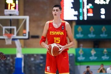 Posiblemente es la mayor perla que ha tenido el baloncesto espa?ol en mucho tiempo, pero todav¨ªa no ha llegado su momento con Espa?a. A sus 18 a?os lider¨® al equipo j¨²nior en el Europeo de la categor¨ªa (plata) y este verano tambi¨¦n ha podido vivir el d¨ªa a d¨ªa de la Selecci¨®n en M¨¢laga dentro del proyecto Golden Boys 2.0 (cada semana, tres jugadores de las categor¨ªas de formaci¨®n se incorporaban a los entrenamientos). Con un f¨ªsico privilegiado (mide 2,20) y una gran visi¨®n de juego es el futuro de la Selecci¨®n, aunque a lo mejor todav¨ªa est¨¢ algo verde para una cita como el Mundial.