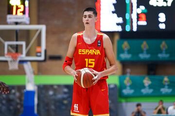 Posiblemente es la mayor perla que ha tenido el baloncesto español en mucho tiempo, pero todavía no ha llegado su momento con España. A sus 18 años lideró al equipo júnior en el Europeo de la categoría (plata) y este verano también ha podido vivir el día a día de la Selección en Málaga dentro del proyecto Golden Boys 2.0 (cada semana, tres jugadores de las categorías de formación se incorporaban a los entrenamientos). Con un físico privilegiado (mide 2,20) y una gran visión de juego es el futuro de la Selección, aunque a lo mejor todavía está algo verde para una cita como el Mundial.