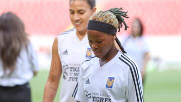 Noxolo Cesane durante un entrenamiento con Tigres femenil.