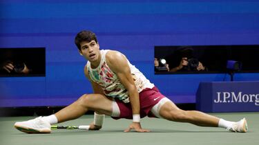 Carlos Alcaraz cae al suelo durante su semifinal ante Daniil Medvedev.