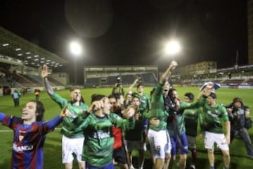 Los jugadores del Éibar celebran su ascenso a Primera División.