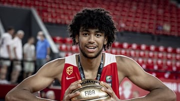 Izan Almansa, tras ser elegido MVP j¨²nior.