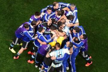 Celebración de la selección de Argentina tras ganar en la tanda de penaltis a Holanda durante la semifinal del Mundial.