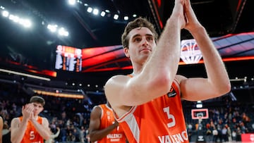 11/12/25 PARTIDO BALONCESTO
EUROLEAGUE EUROLIGA REGULAR SEASON ROUND 15
VALENCIA BASKET - ANADOLU EFE ESTAMBUL
FIN DE PARTIDO SALUDO ALEGRIA NATAN REUVERS