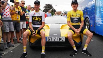 Chris Froome y Geraint Thomas posan antes de tomar la salida de la &uacute;ltima etapa del Tour de Francia 2018.