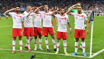 Turqu&iacute;a, saludos militares.
 Julien Mattia/Le Pictorium Agenc / DPA