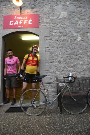 La carrera se creó en 1997 para salvaguardar la Strade Bianche de la Toscana. Empieza y termina en Gaiole, pueblo de la provincia de Siena.