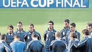 <b>CONCENTRADOS. </b>Los jugadores del Espanyol atienden a Valverde antes del entrenamiento de ayer en Hampden Park.
