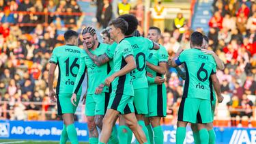 Los futbolistas del Cholo celebran en piña uno de los goles de Memphis al Lugo para asegurar la victoria.
