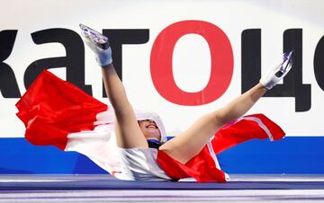 La canadiense Kaetlyn Osmond cae mientras celebra la medalla de oro después del Ladies Free Skating.