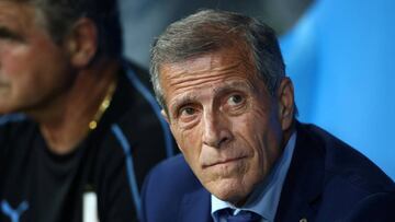 Tab&aacute;rez durante un partido con Uruguay.