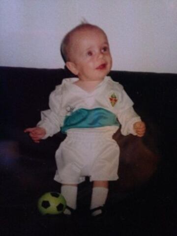 Con pocos meses vestido del Elche, equipo del que su padre fue capitán.
