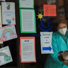 ¿Por qué hay tanta diferencia entre los casos diarios y el total de contagios por coronavirus?