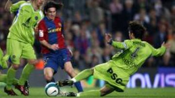 Leo Messi supera a David Belenguer y Alexis antes de marcar un gol &quot;maradoniano&quot; en el 2-0 en la ida de semifinales de Copa del Rey entre Barcelona y Getafe que finaliz&oacute; con 5-2 para el equipo azulgrana.