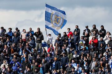 Un aficionado del Leganés sostiene una bandera de la peña 'Orgullo 93'. 