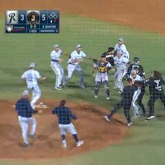 Video: LMB multa a Rieleros y Toros por su doble pelea campal