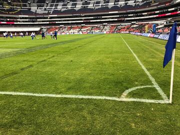 El césped del Estadio Azteca no luce en óptimas condiciones