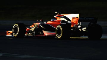 Alonso sufre el primer desastre del motor Honda de 2017