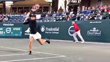 Caroline Garcia devuelve una bola ante Alizé Cornet en su partido de octavos de final del Volvo Car Open.